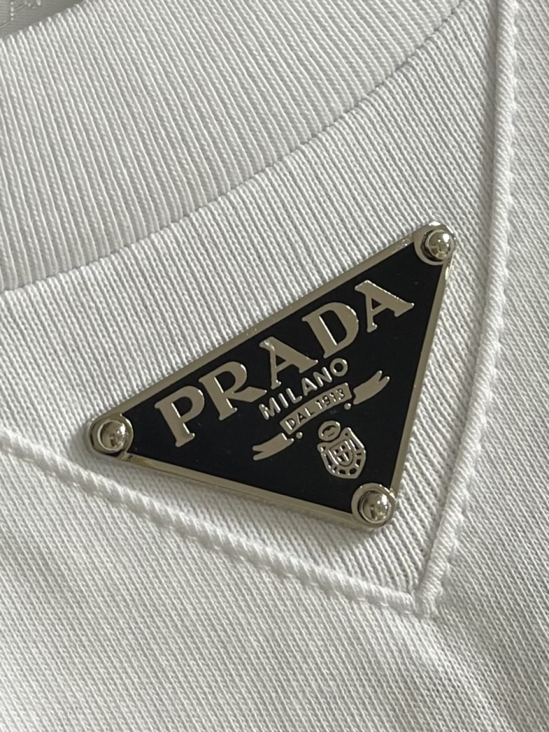 Prada 胸前三角标短袖T恤，定制微细单纱平纹精织料，标志性Prada三角标点缀正面，采用进口专机红外