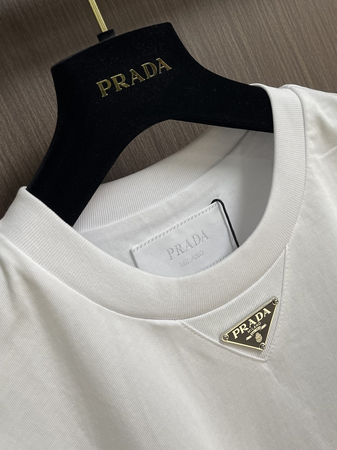 Prada 胸前三角标短袖T恤，定制微细单纱平纹精织料，标志性Prada三角标点缀正面，采用进口专机红外
