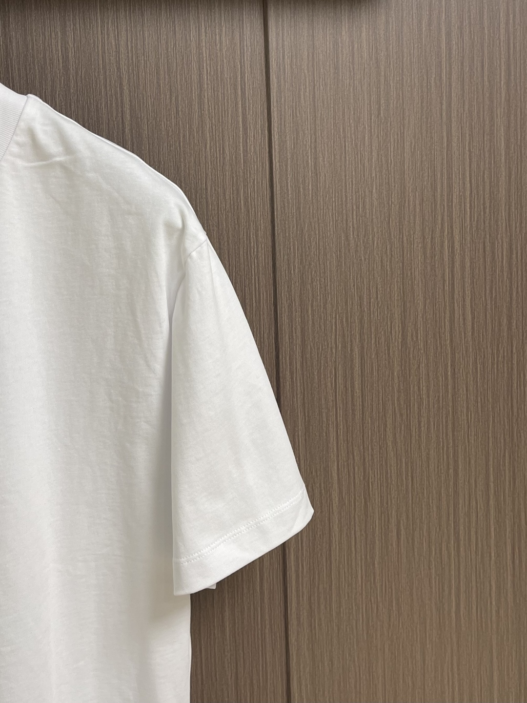 Prada 胸前三角标短袖T恤，定制微细单纱平纹精织料，标志性Prada三角标点缀正面，采用进口专机红外