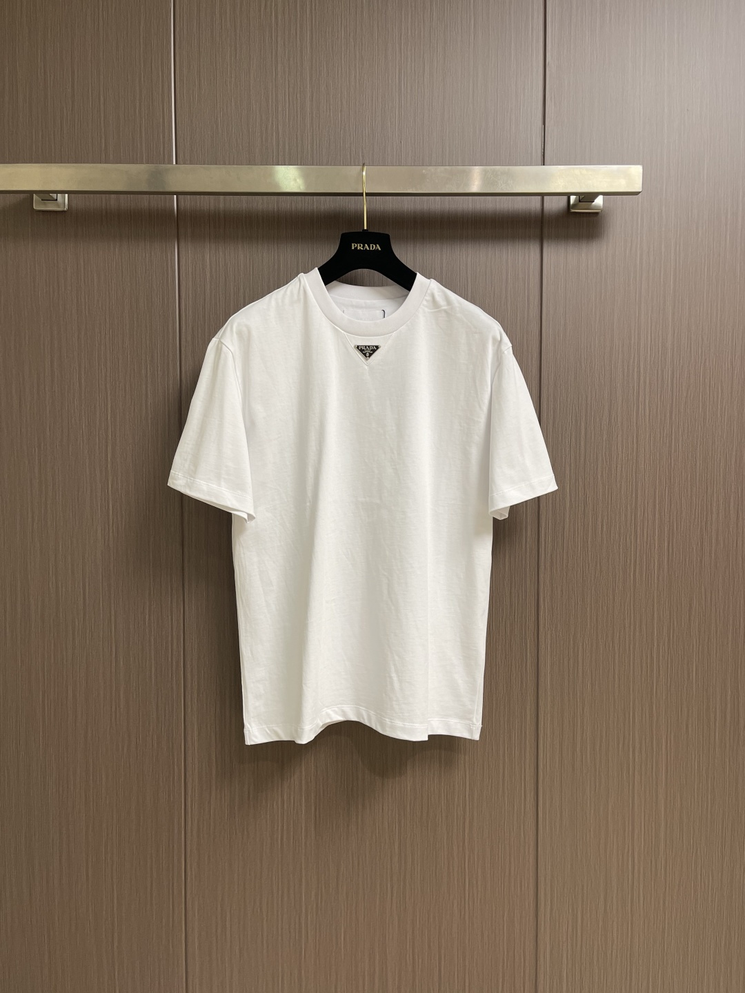 Prada 胸前三角标短袖T恤，定制微细单纱平纹精织料，标志性Prada三角标点缀正面，采用进口专机红外