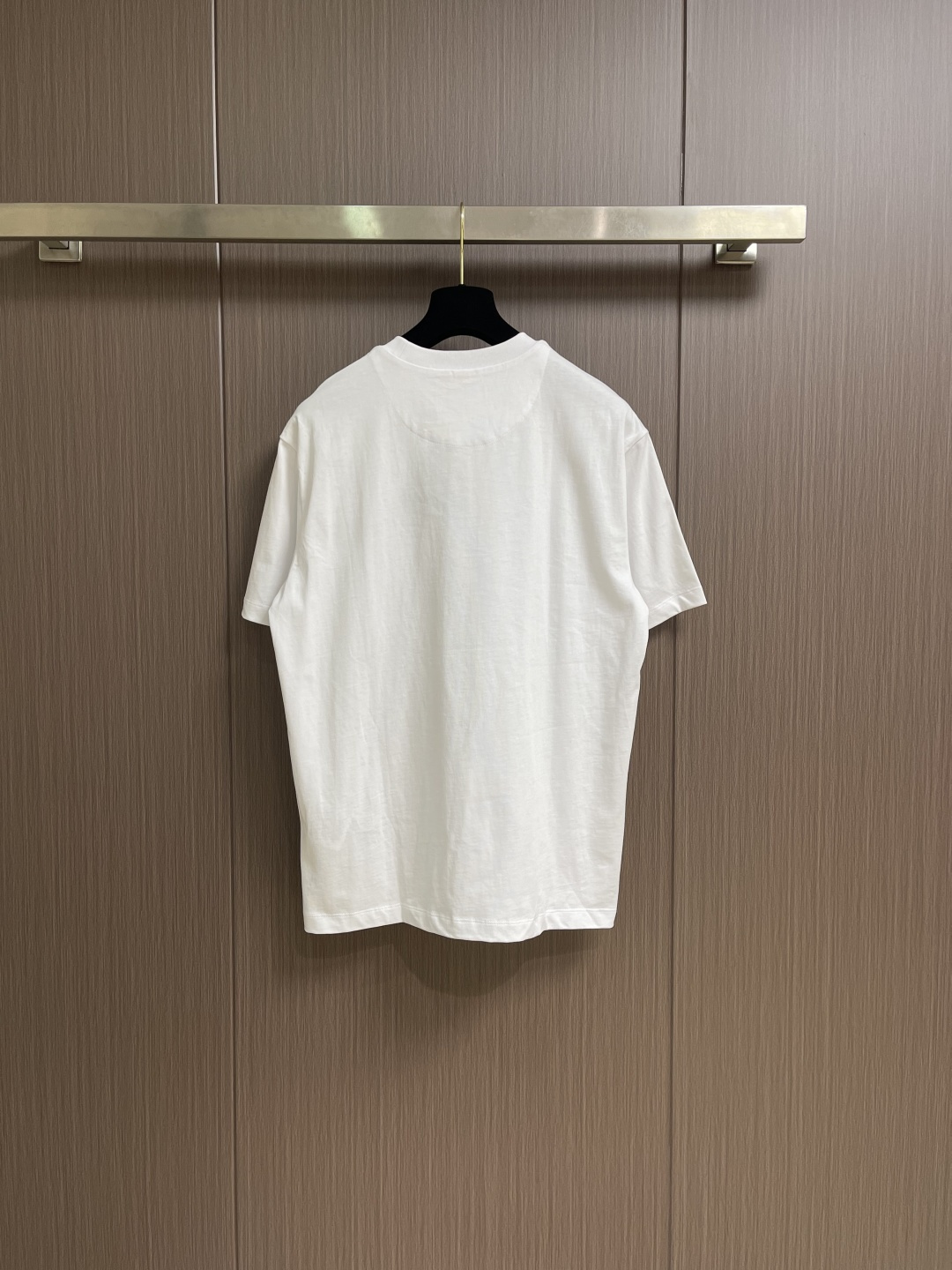 Prada 胸前三角标短袖T恤，定制微细单纱平纹精织料，标志性Prada三角标点缀正面，采用进口专机红外