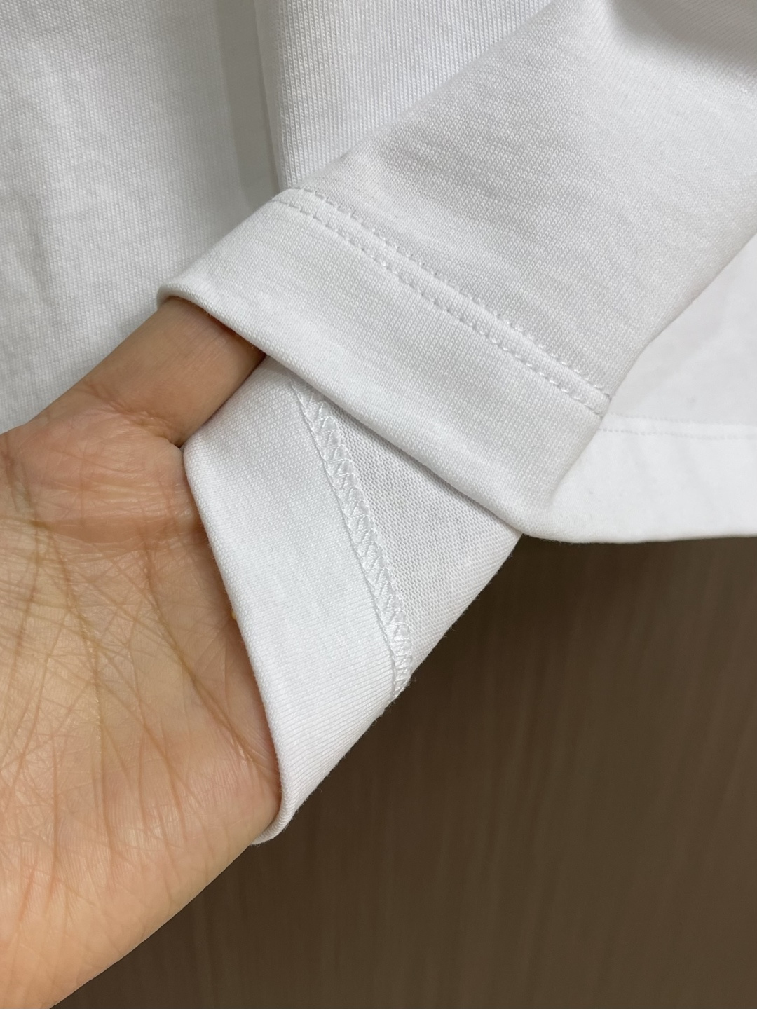 Prada 胸前三角标短袖T恤，定制微细单纱平纹精织料，标志性Prada三角标点缀正面，采用进口专机红外