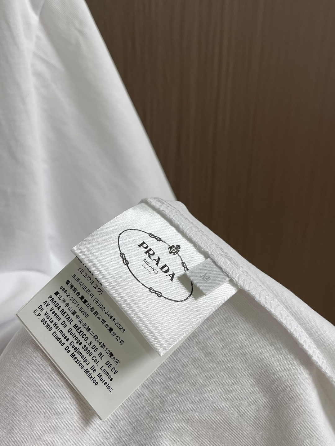 Prada 胸前三角标短袖T恤，定制微细单纱平纹精织料，标志性Prada三角标点缀正面，采用进口专机红外