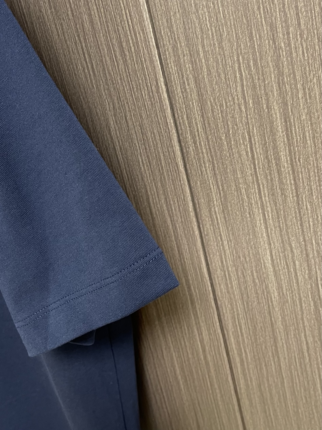 Prada 胸前三角标短袖T恤，定制微细单纱平纹精织料，标志性Prada三角标点缀正面，采用进口专机红外