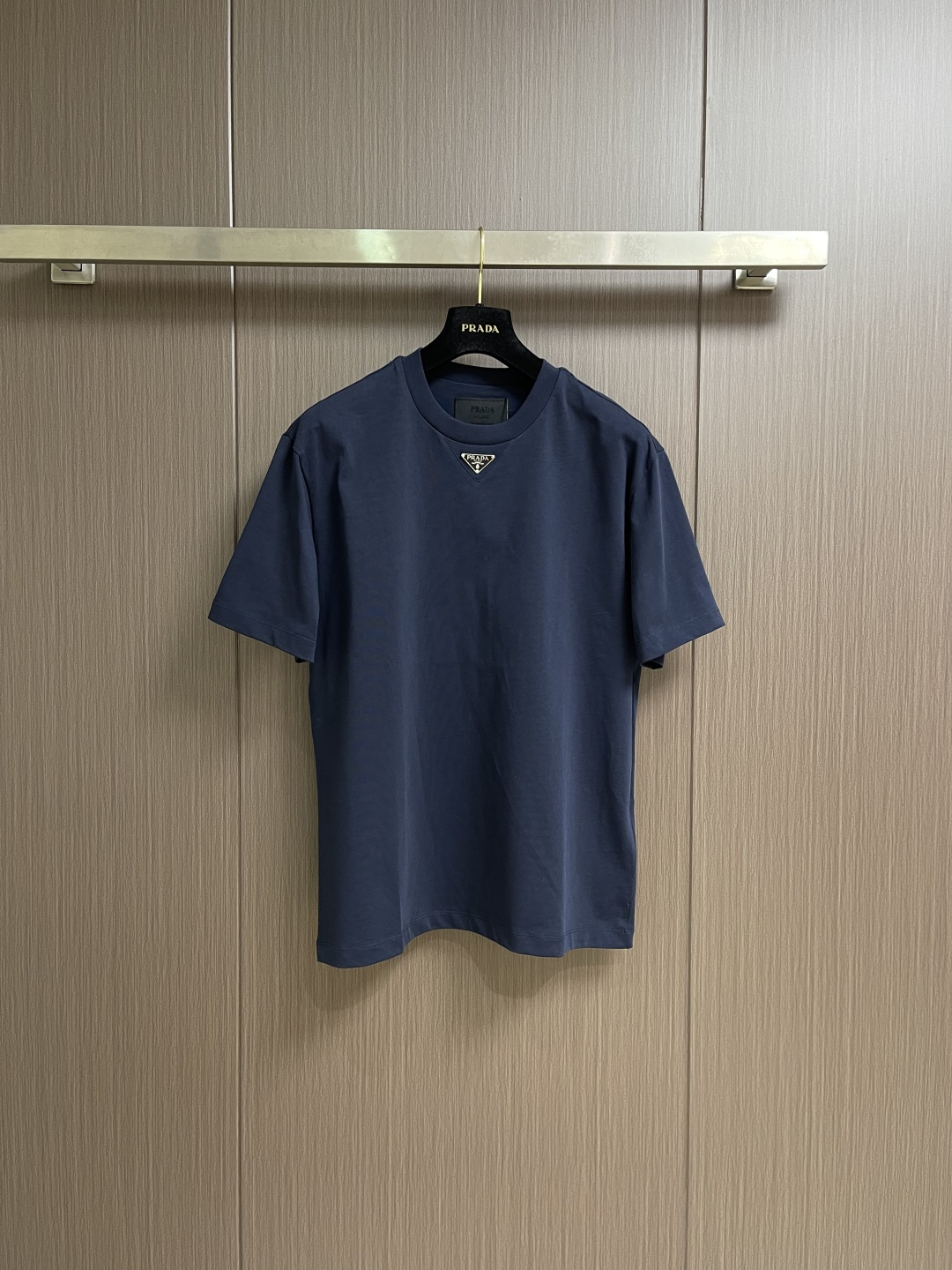 Prada 胸前三角标短袖T恤，定制微细单纱平纹精织料，标志性Prada三角标点缀正面，采用进口专机红外
