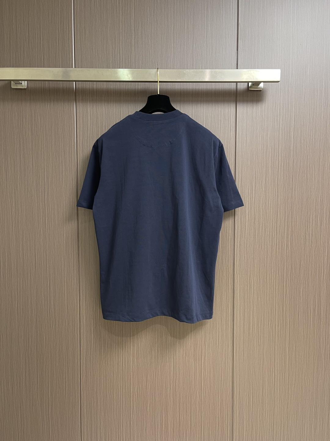 Prada 胸前三角标短袖T恤，定制微细单纱平纹精织料，标志性Prada三角标点缀正面，采用进口专机红外