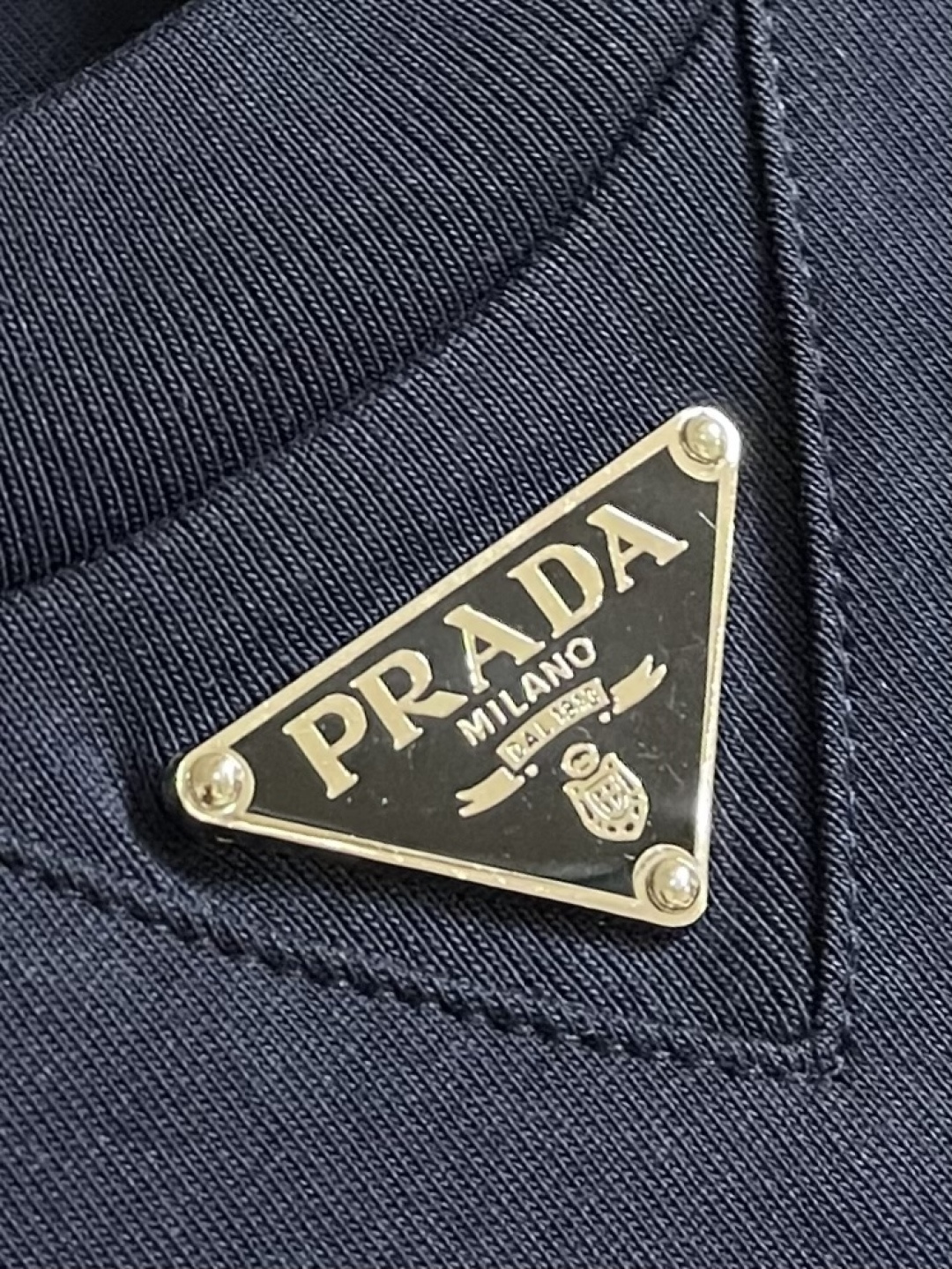 Prada 胸前三角标短袖T恤，定制微细单纱平纹精织料，标志性Prada三角标点缀正面，采用进口专机红外
