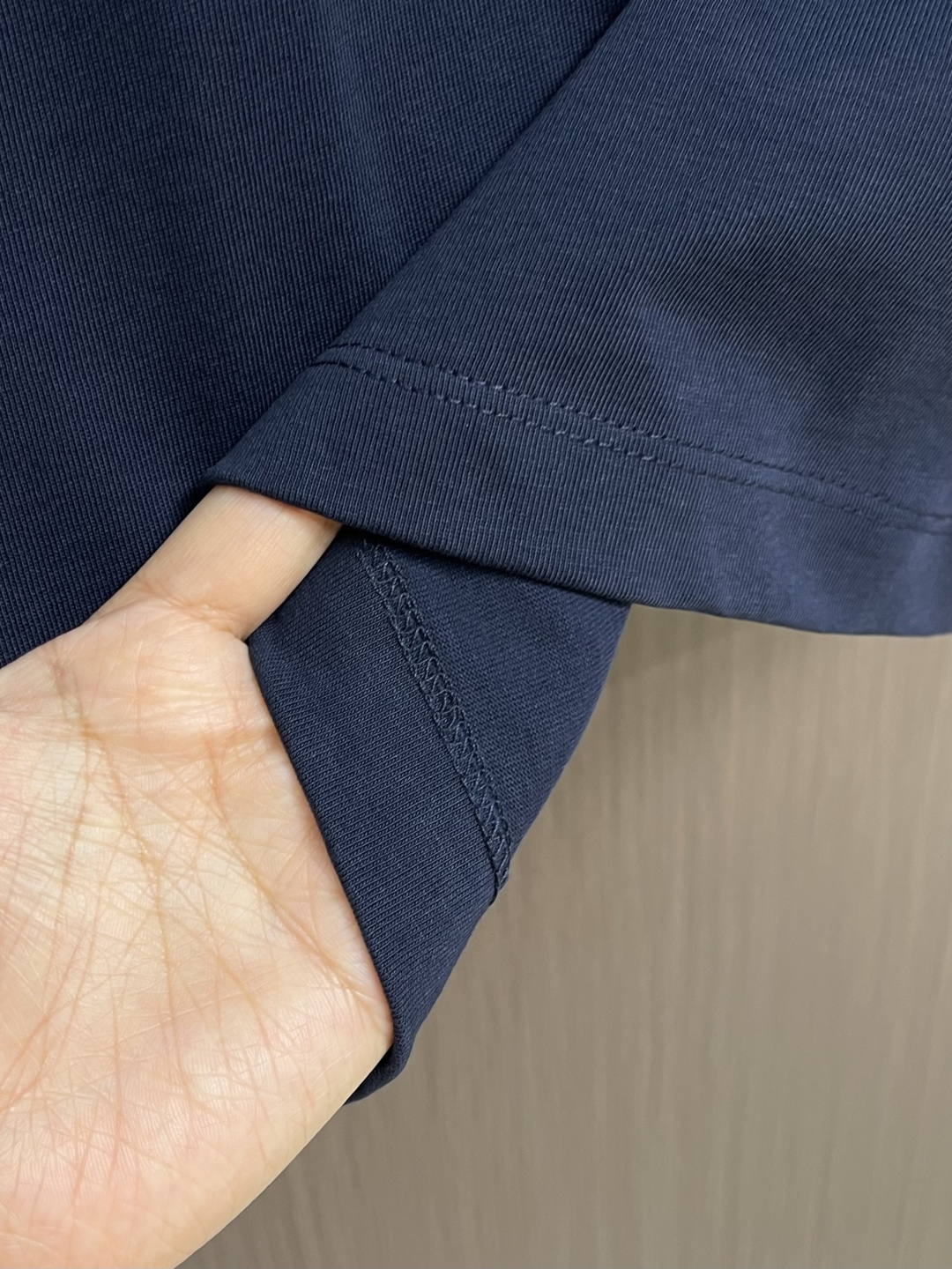 Prada 胸前三角标短袖T恤，定制微细单纱平纹精织料，标志性Prada三角标点缀正面，采用进口专机红外