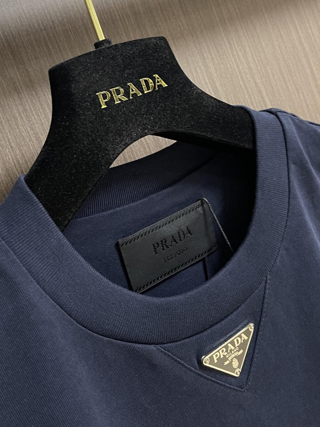 Prada 胸前三角标短袖T恤，定制微细单纱平纹精织料，标志性Prada三角标点缀正面，采用进口专机红外