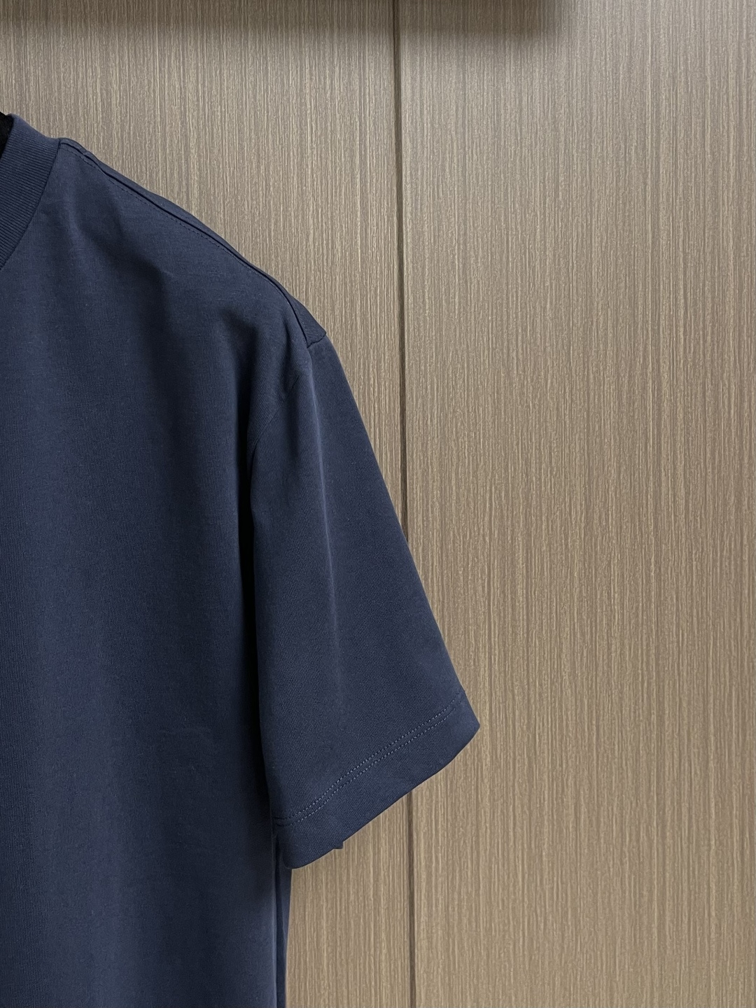 Prada 胸前三角标短袖T恤，定制微细单纱平纹精织料，标志性Prada三角标点缀正面，采用进口专机红外