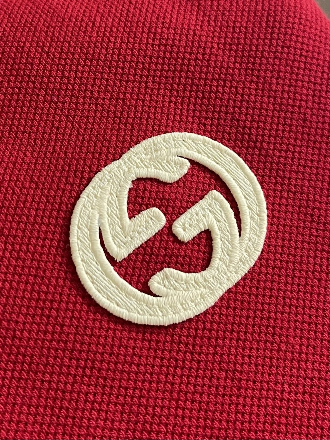 GUCCI 2026SS早春新款珠地棉短袖POLO衫 定制三角珠层雅致珠地棉 质感十足 舒适贴肤 正面饰