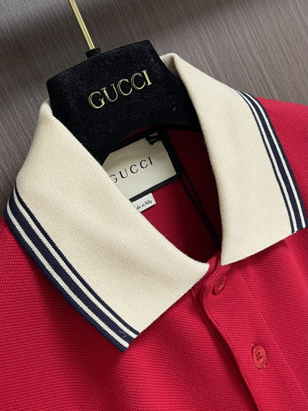 GUCCI 2026SS早春新款珠地棉短袖POLO衫 定制三角珠层雅致珠地棉 质感十足 舒适贴肤 正面饰