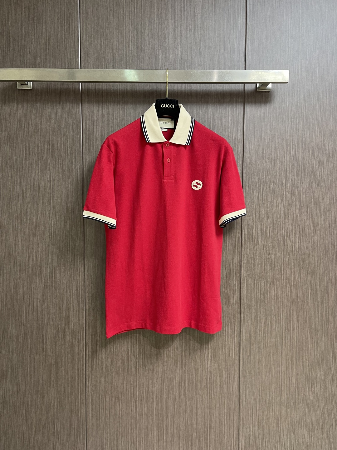 GUCCI 2026SS早春新款珠地棉短袖POLO衫 定制三角珠层雅致珠地棉 质感十足 舒适贴肤 正面饰