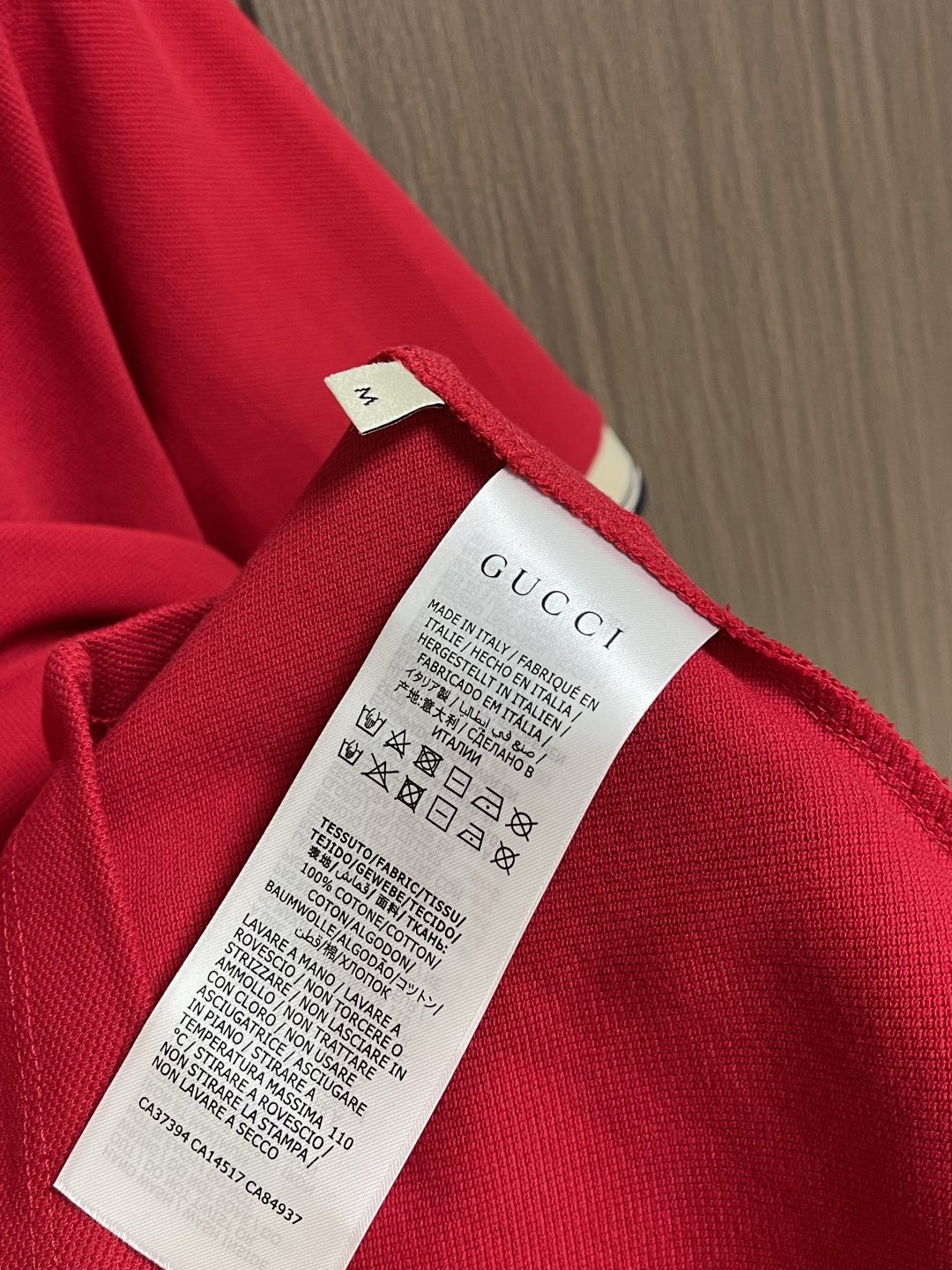 GUCCI 2026SS早春新款珠地棉短袖POLO衫 定制三角珠层雅致珠地棉 质感十足 舒适贴肤 正面饰
