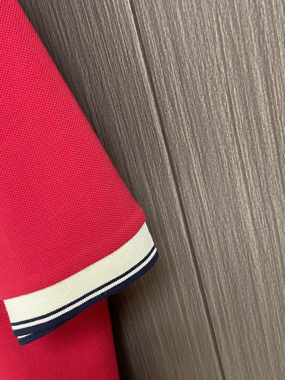 GUCCI 2026SS早春新款珠地棉短袖POLO衫 定制三角珠层雅致珠地棉 质感十足 舒适贴肤 正面饰