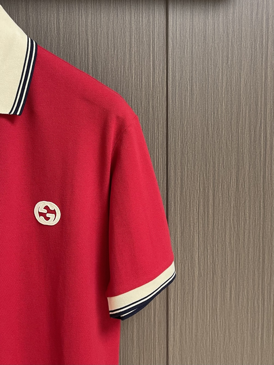 GUCCI 2026SS早春新款珠地棉短袖POLO衫 定制三角珠层雅致珠地棉 质感十足 舒适贴肤 正面饰