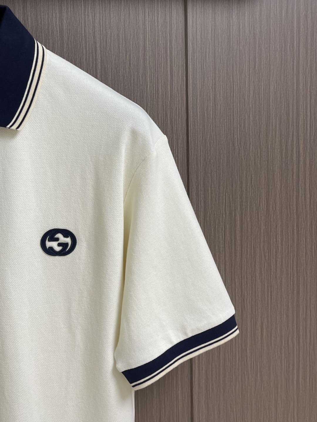 GUCCI 2026SS早春新款珠地棉短袖POLO衫 定制三角珠层雅致珠地棉 质感十足 舒适贴肤 正面饰