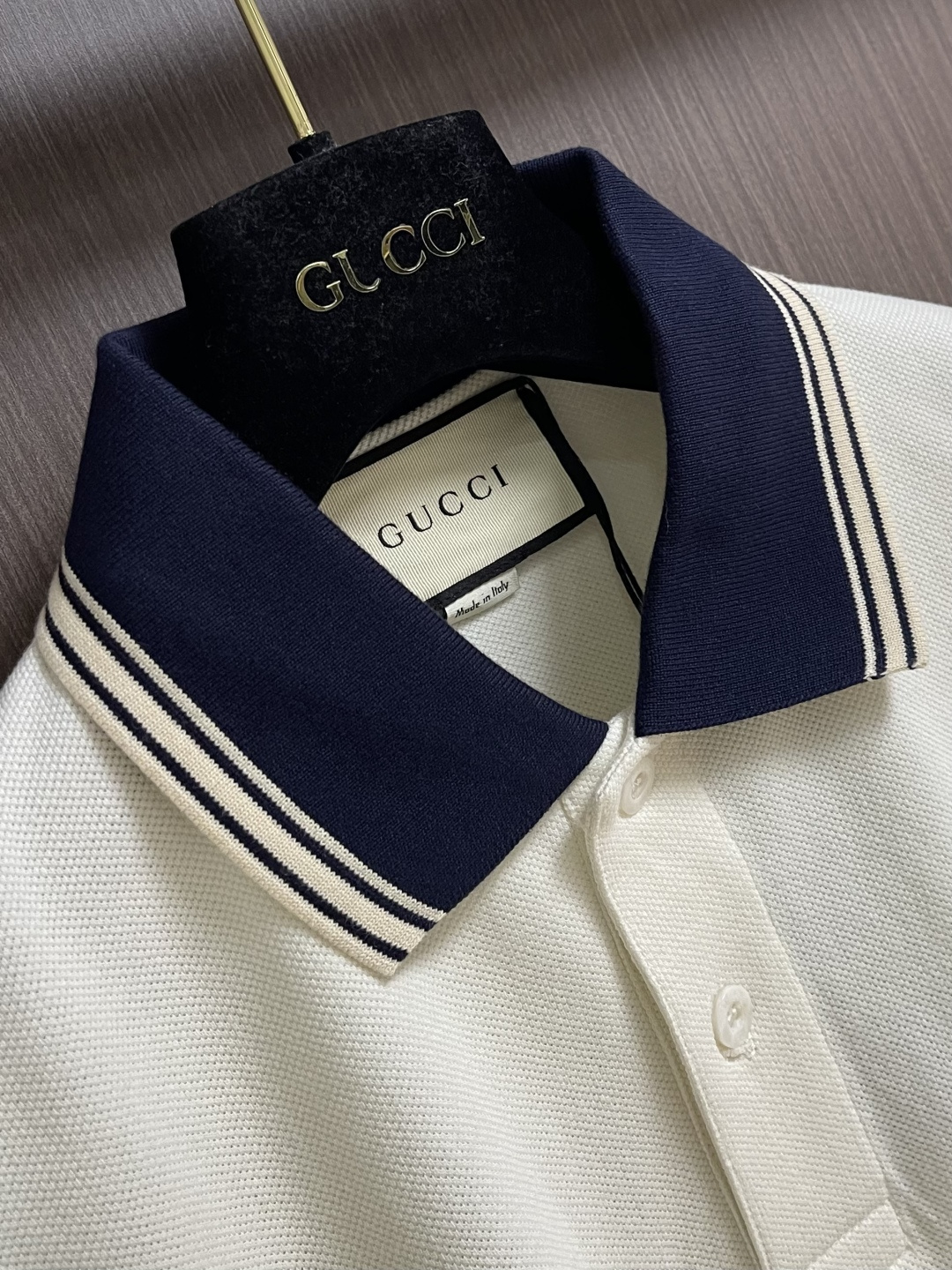 GUCCI 2026SS早春新款珠地棉短袖POLO衫 定制三角珠层雅致珠地棉 质感十足 舒适贴肤 正面饰