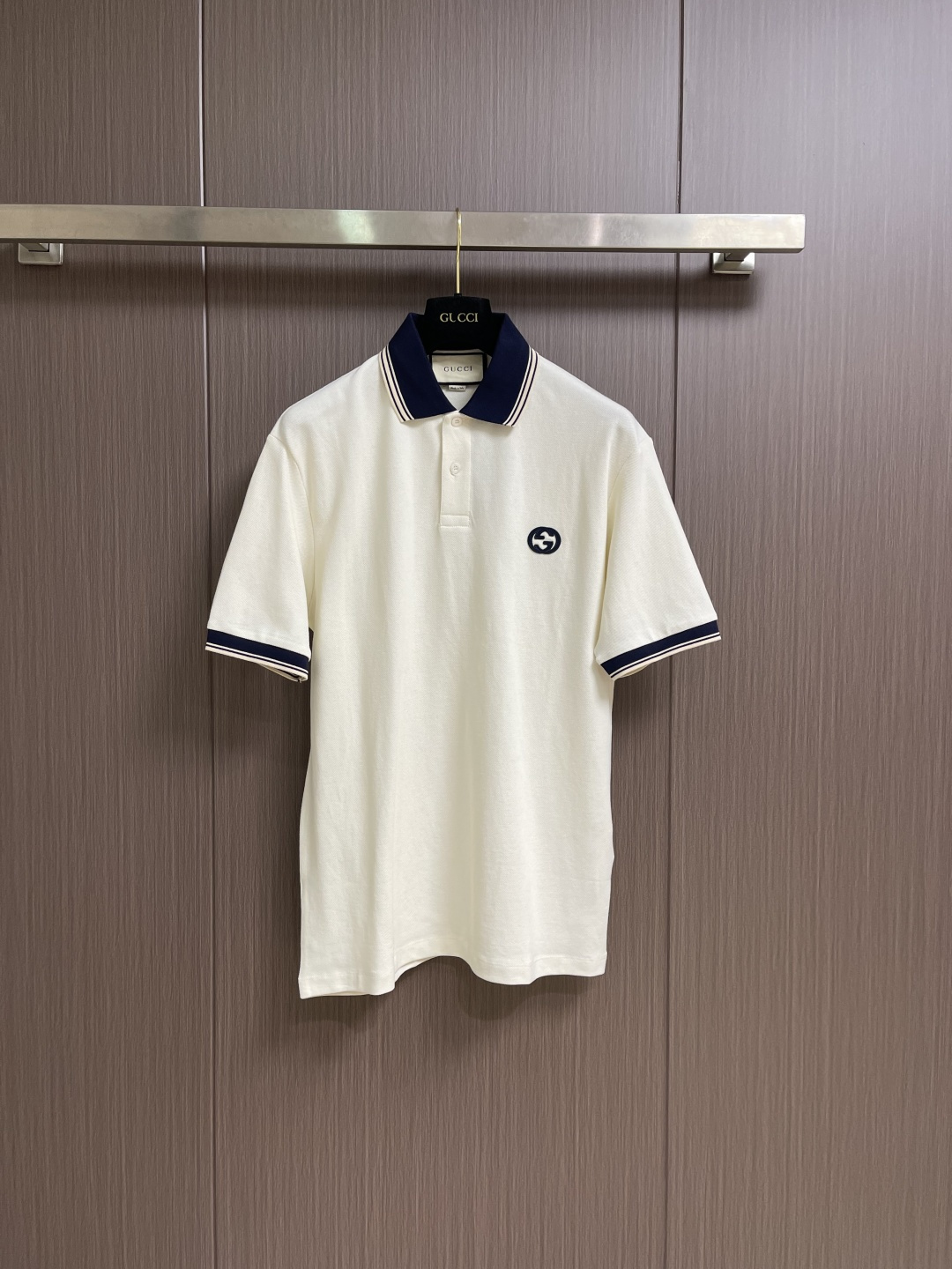 GUCCI 2026SS早春新款珠地棉短袖POLO衫 定制三角珠层雅致珠地棉 质感十足 舒适贴肤 正面饰