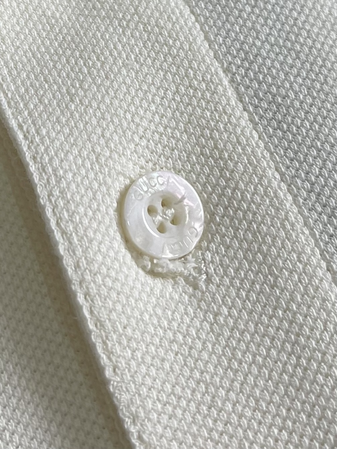 GUCCI 2026SS早春新款珠地棉短袖POLO衫 定制三角珠层雅致珠地棉 质感十足 舒适贴肤 正面饰