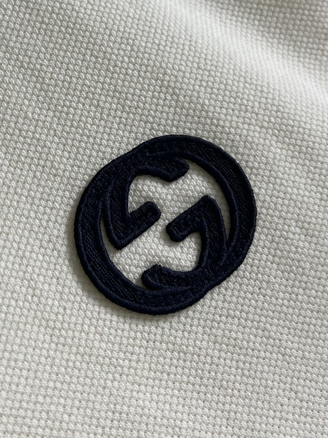 GUCCI 2026SS早春新款珠地棉短袖POLO衫 定制三角珠层雅致珠地棉 质感十足 舒适贴肤 正面饰