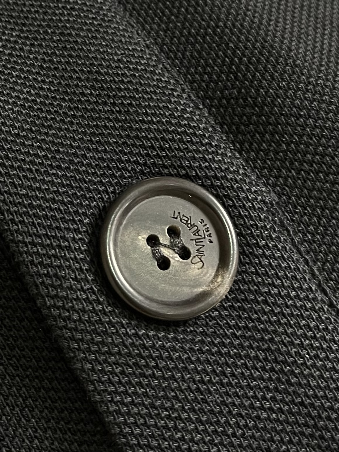 YSL 标识刺绣短袖Polo衫，定制云纹珠地棉 挺括有型 舒适贴肤 以黑曜石为灵感的深邃黑调 是极致的温