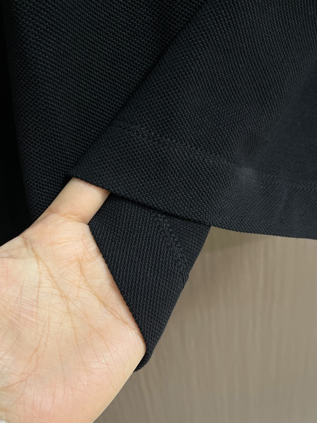 YSL 标识刺绣短袖Polo衫，定制云纹珠地棉 挺括有型 舒适贴肤 以黑曜石为灵感的深邃黑调 是极致的温