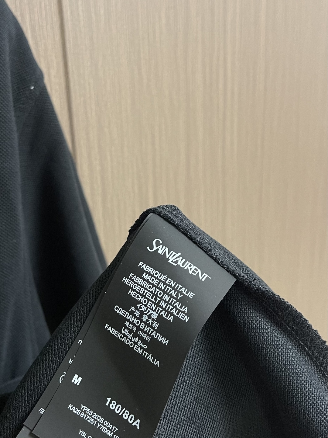 YSL 标识刺绣短袖Polo衫，定制云纹珠地棉 挺括有型 舒适贴肤 以黑曜石为灵感的深邃黑调 是极致的温