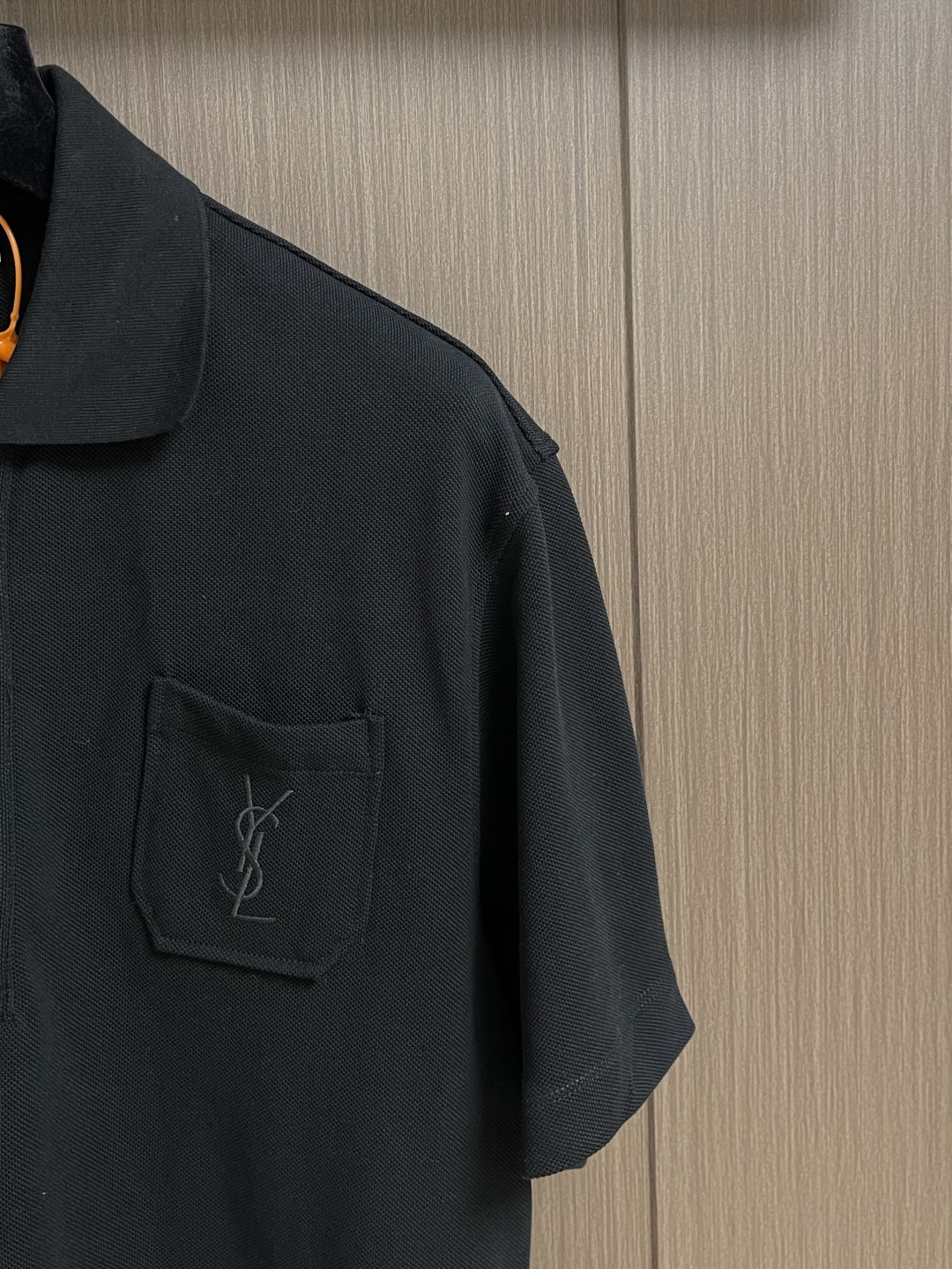 YSL 标识刺绣短袖Polo衫，定制云纹珠地棉 挺括有型 舒适贴肤 以黑曜石为灵感的深邃黑调 是极致的温