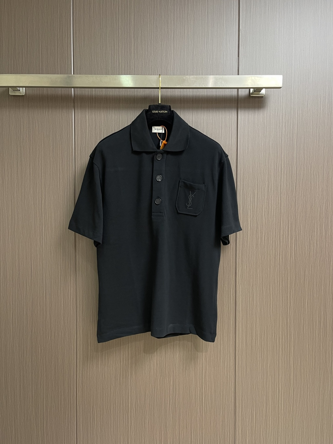 YSL 标识刺绣短袖Polo衫，定制云纹珠地棉 挺括有型 舒适贴肤 以黑曜石为灵感的深邃黑调 是极致的温