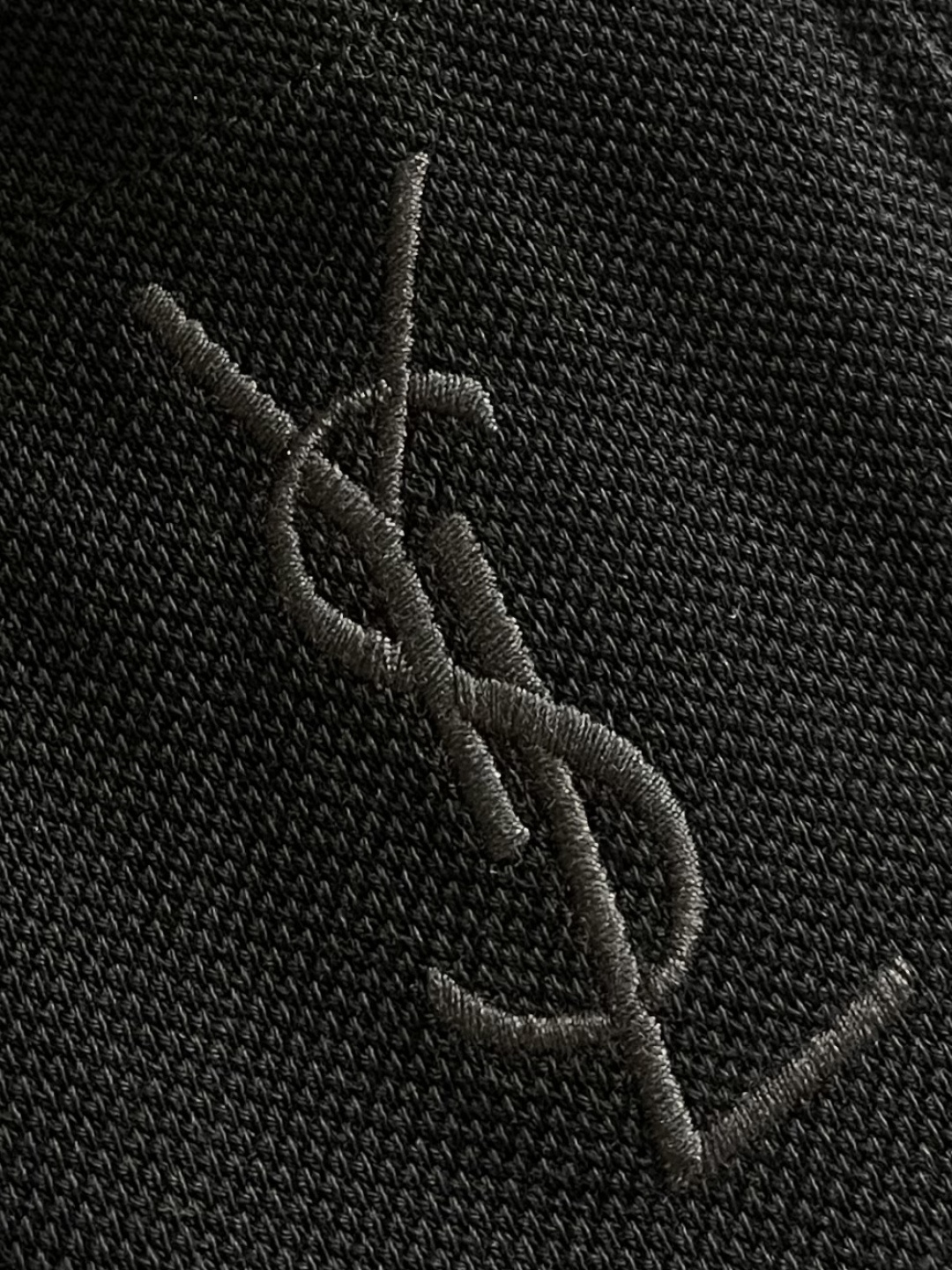 YSL 标识刺绣短袖Polo衫，定制云纹珠地棉 挺括有型 舒适贴肤 以黑曜石为灵感的深邃黑调 是极致的温