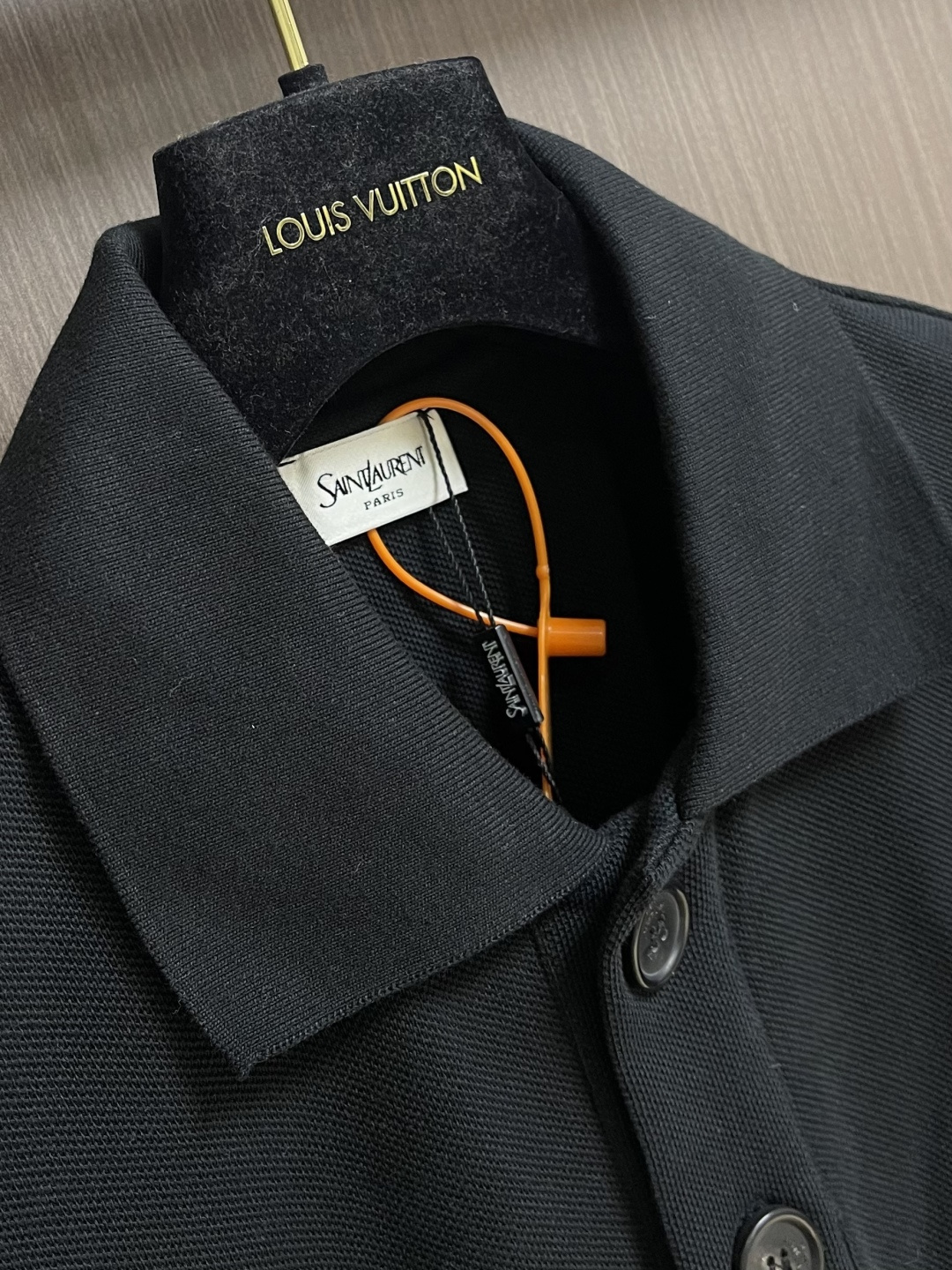 YSL 标识刺绣短袖Polo衫，定制云纹珠地棉 挺括有型 舒适贴肤 以黑曜石为灵感的深邃黑调 是极致的温