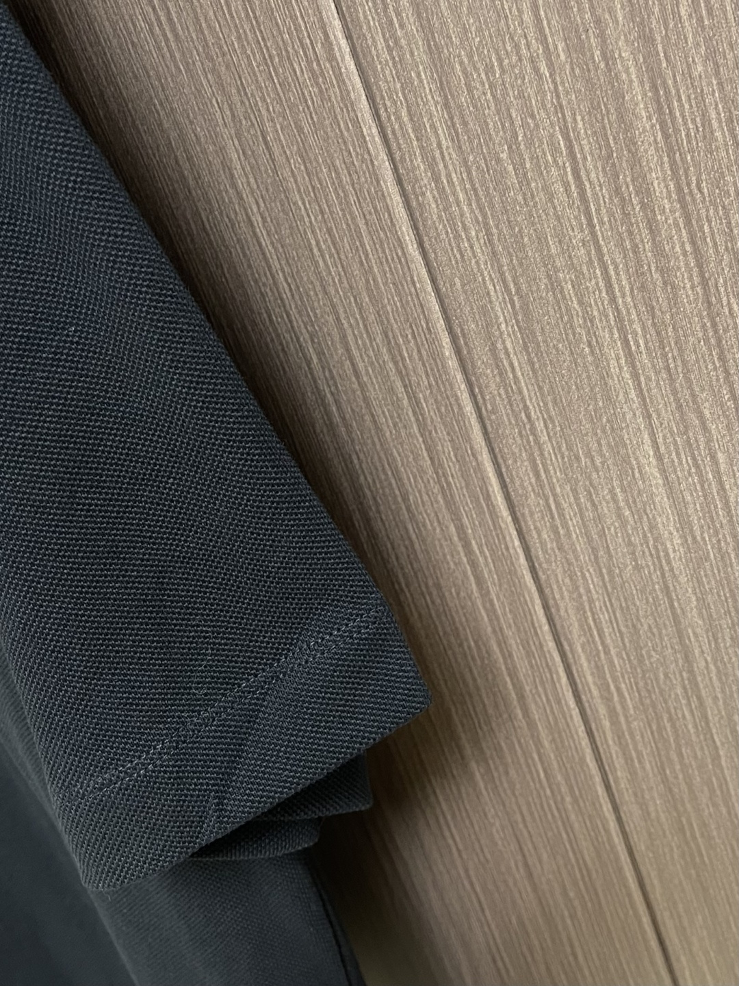 YSL 标识刺绣短袖Polo衫，定制云纹珠地棉 挺括有型 舒适贴肤 以黑曜石为灵感的深邃黑调 是极致的温