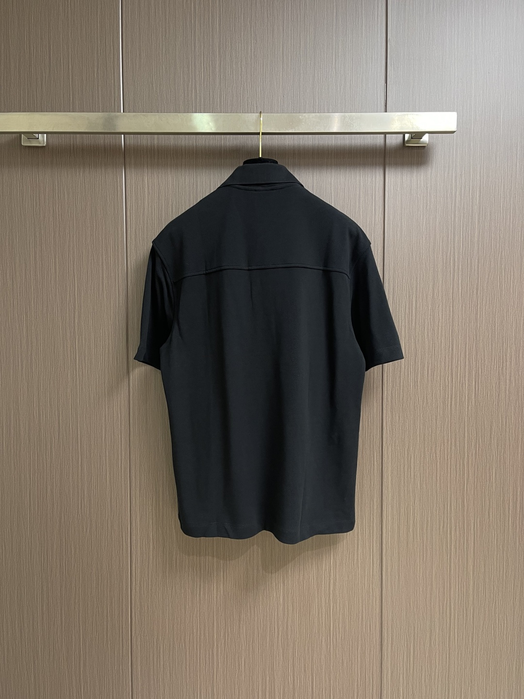 YSL 标识刺绣短袖Polo衫，定制云纹珠地棉 挺括有型 舒适贴肤 以黑曜石为灵感的深邃黑调 是极致的温