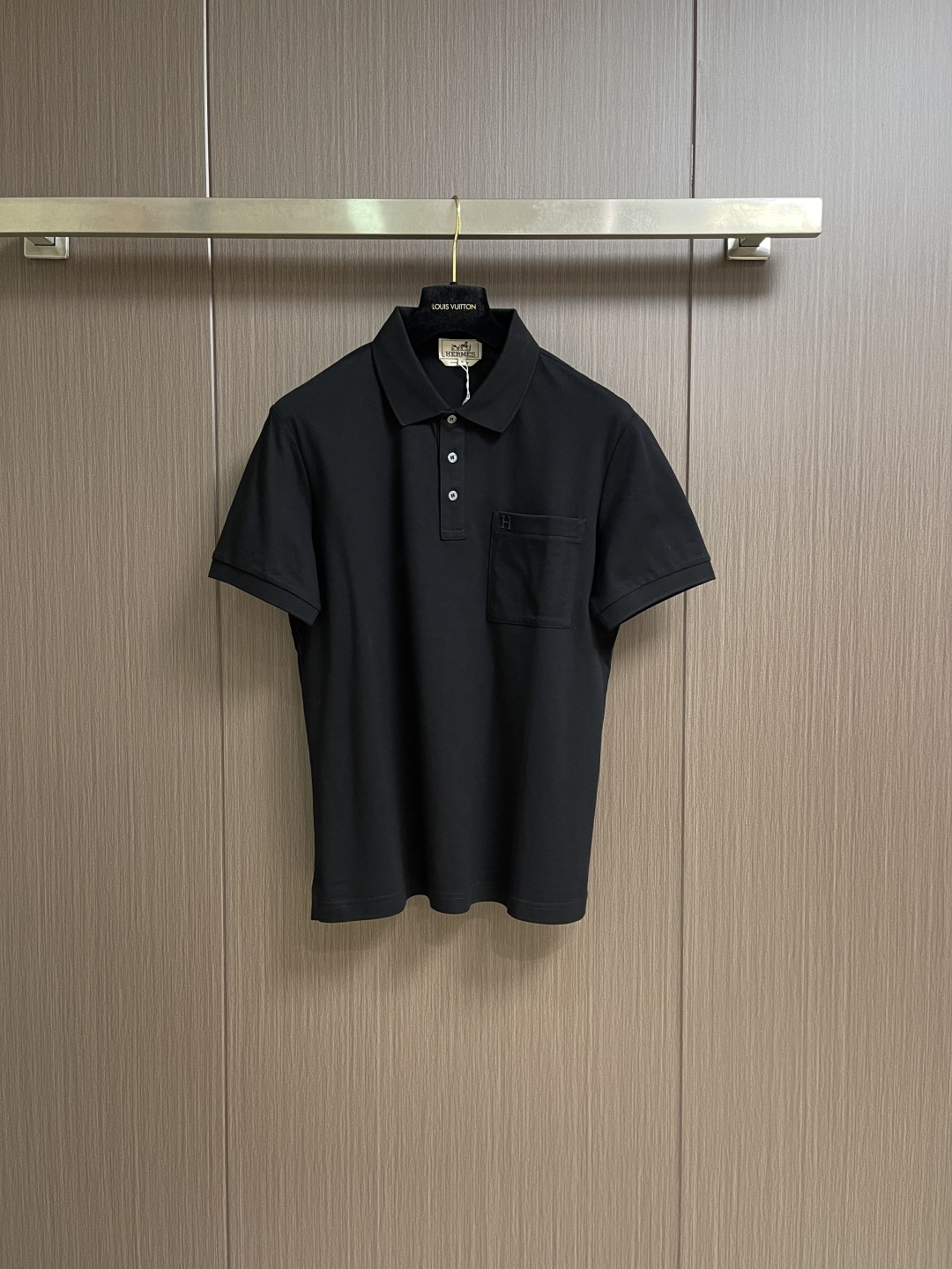 Hermes 2026ss春夏商务休闲男士短袖Polo衫．经典百搭．衣橱必备的款式 三粒扣翻领款式 胸口
