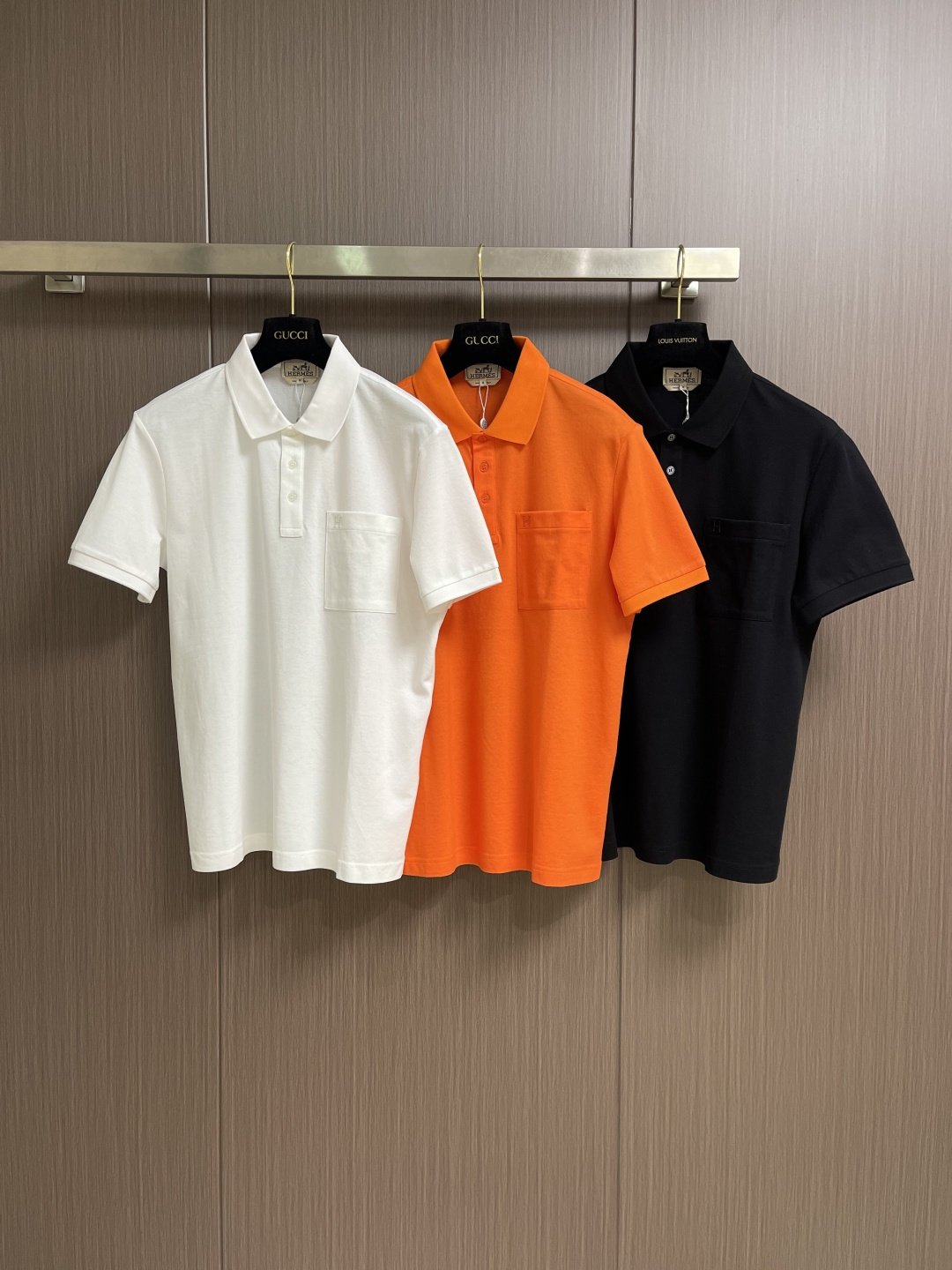 Hermes 2026ss春夏商务休闲男士短袖Polo衫．经典百搭．衣橱必备的款式 三粒扣翻领款式 胸口