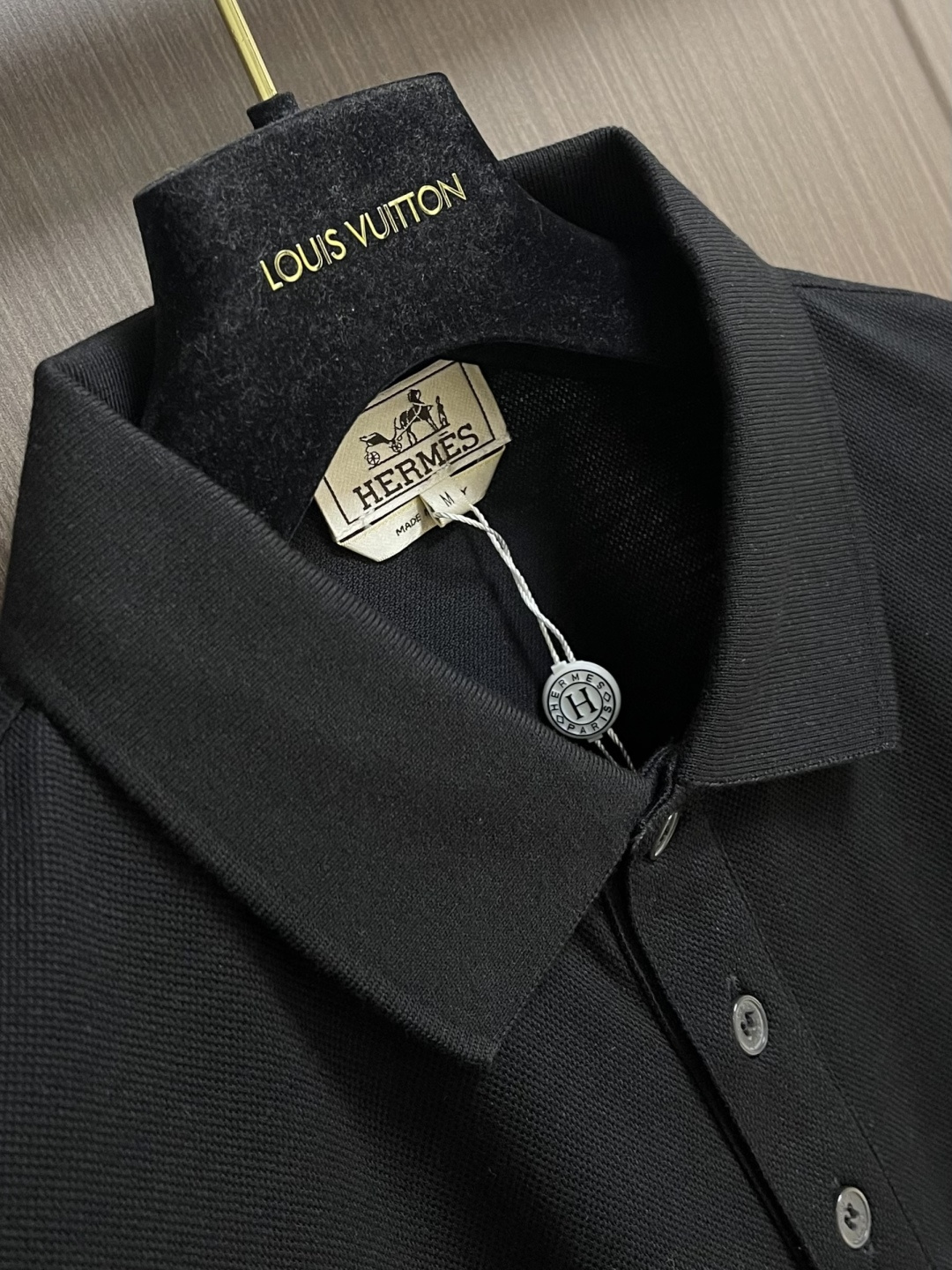 Hermes 2026ss春夏商务休闲男士短袖Polo衫．经典百搭．衣橱必备的款式 三粒扣翻领款式 胸口