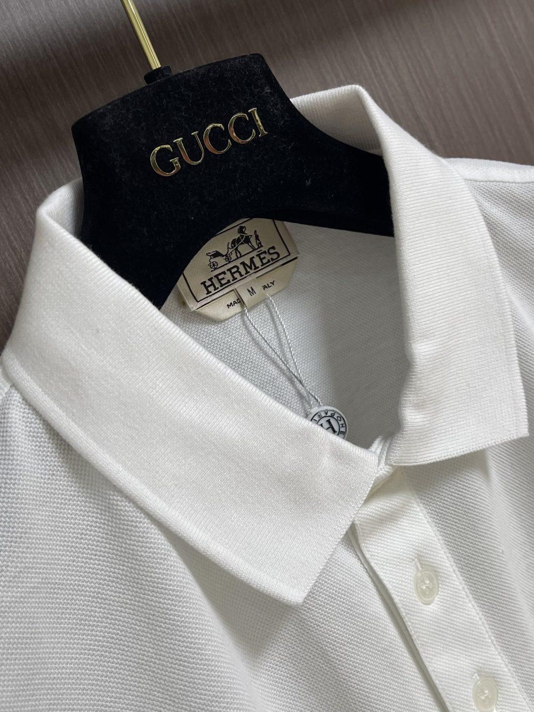 Hermes 2026ss春夏商务休闲男士短袖Polo衫．经典百搭．衣橱必备的款式 三粒扣翻领款式 胸口