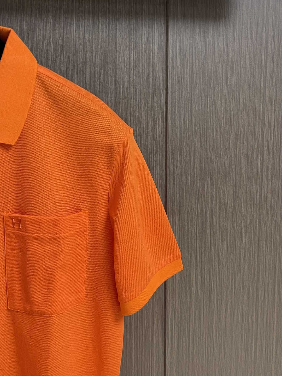 Hermes 2026ss春夏商务休闲男士短袖Polo衫．经典百搭．衣橱必备的款式 三粒扣翻领款式 胸口