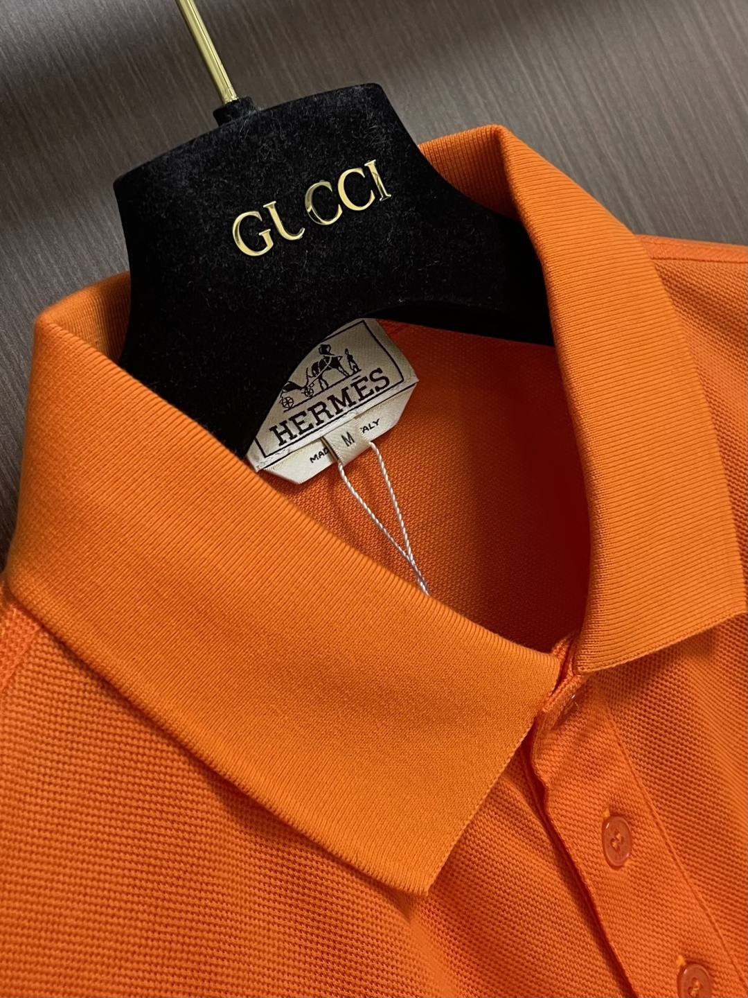 Hermes 2026ss春夏商务休闲男士短袖Polo衫．经典百搭．衣橱必备的款式 三粒扣翻领款式 胸口
