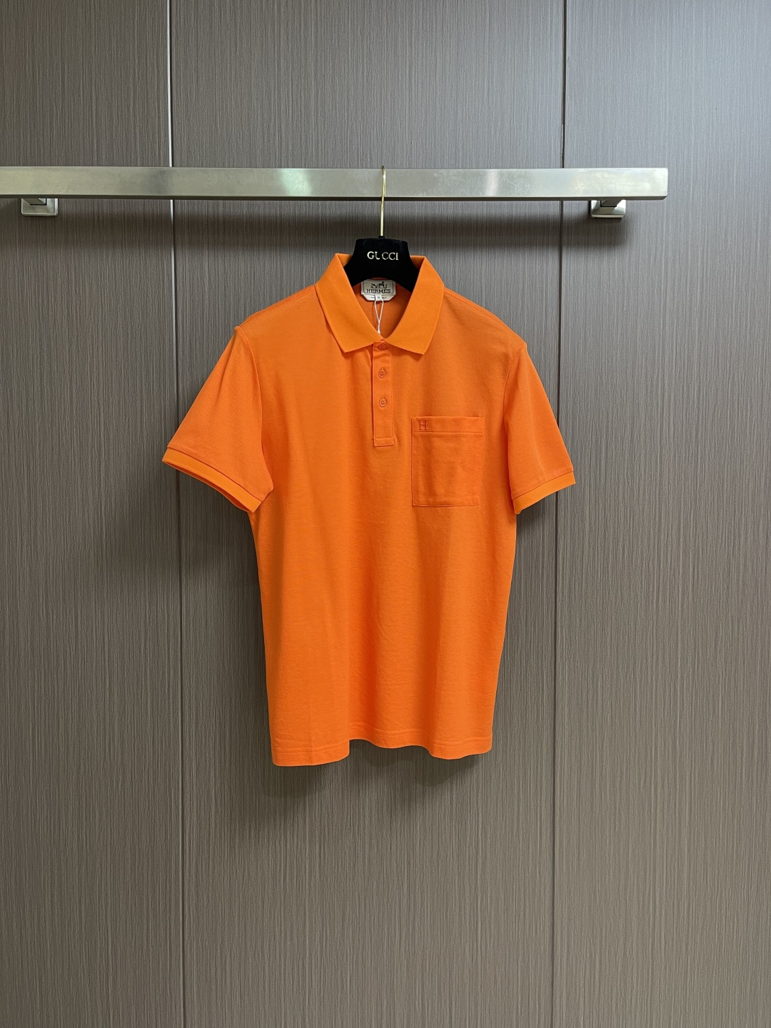 Hermes 2026ss春夏商务休闲男士短袖Polo衫．经典百搭．衣橱必备的款式 三粒扣翻领款式 胸口