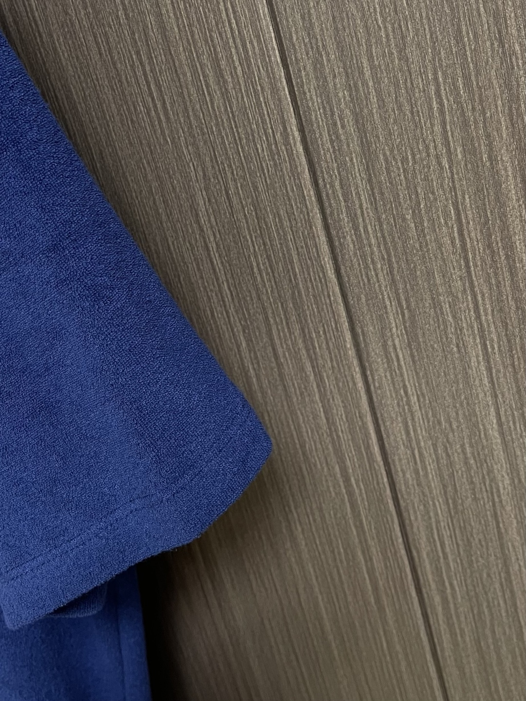 Prada 三角标毛巾布短袖T恤，定制定染云缎凝脂毛巾绒 丰满慵懒 舒适贴肤 以独特的雪白色为主基调 富