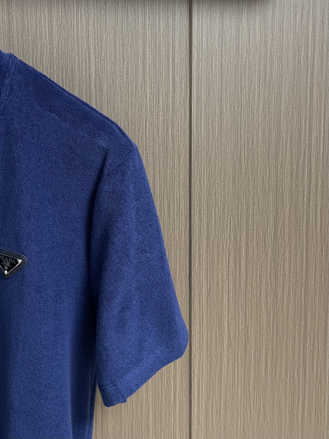 Prada 三角标毛巾布短袖T恤，定制定染云缎凝脂毛巾绒 丰满慵懒 舒适贴肤 以独特的雪白色为主基调 富