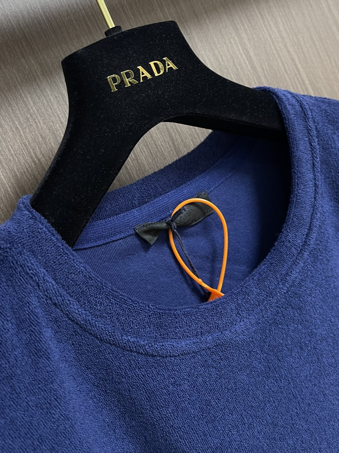 Prada 三角标毛巾布短袖T恤，定制定染云缎凝脂毛巾绒 丰满慵懒 舒适贴肤 以独特的雪白色为主基调 富