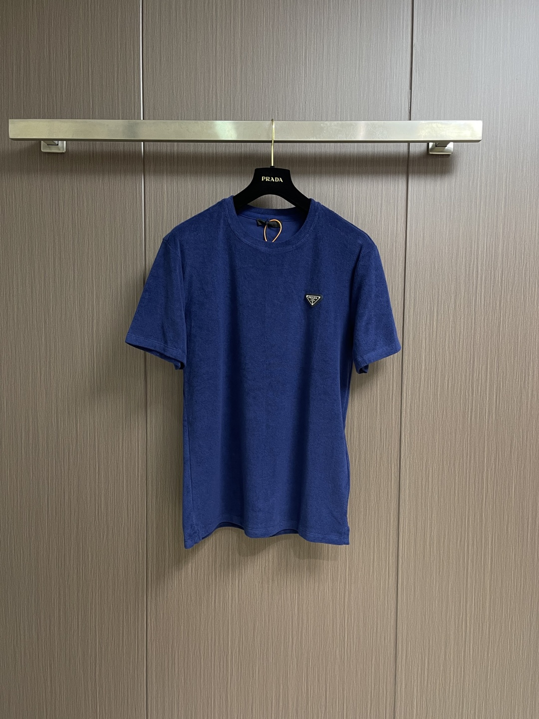 Prada 三角标毛巾布短袖T恤，定制定染云缎凝脂毛巾绒 丰满慵懒 舒适贴肤 以独特的雪白色为主基调 富