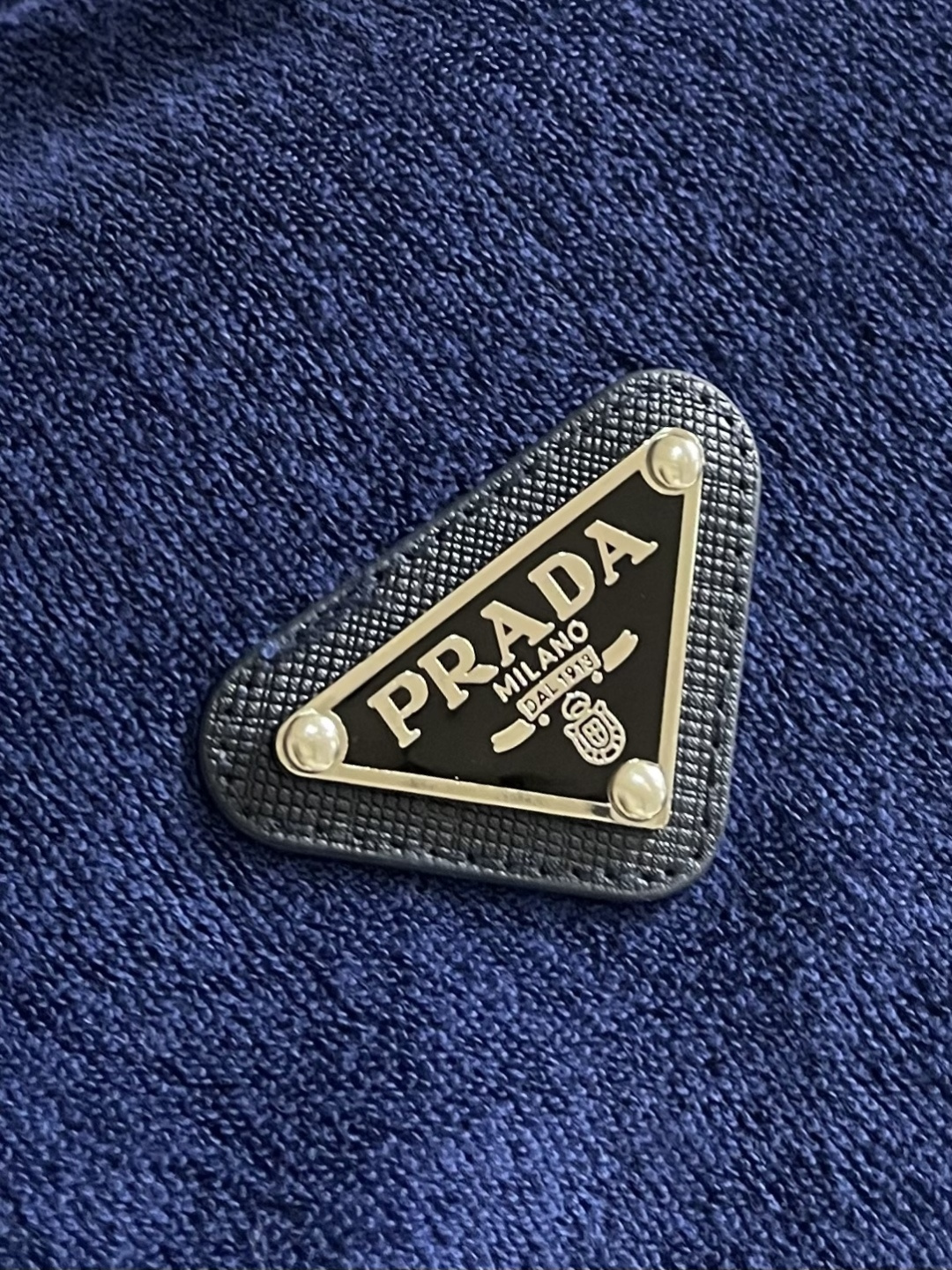 Prada 三角标毛巾布短袖T恤，定制定染云缎凝脂毛巾绒 丰满慵懒 舒适贴肤 以独特的雪白色为主基调 富