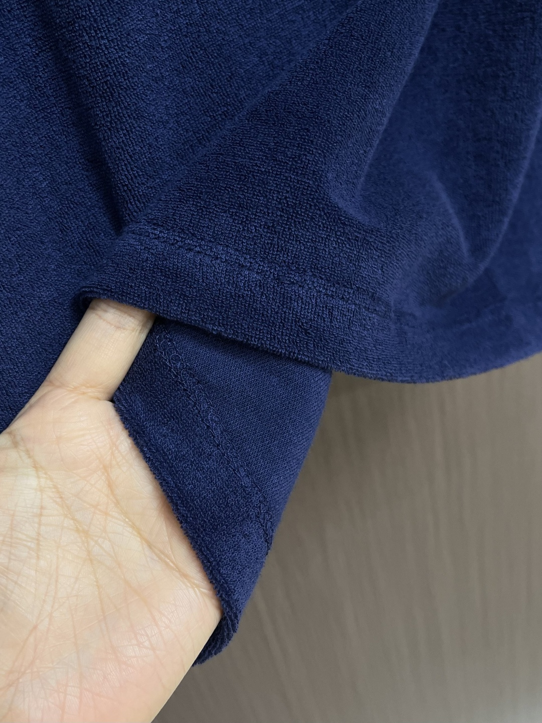 Prada 三角标毛巾布短袖T恤，定制定染云缎凝脂毛巾绒 丰满慵懒 舒适贴肤 以独特的雪白色为主基调 富