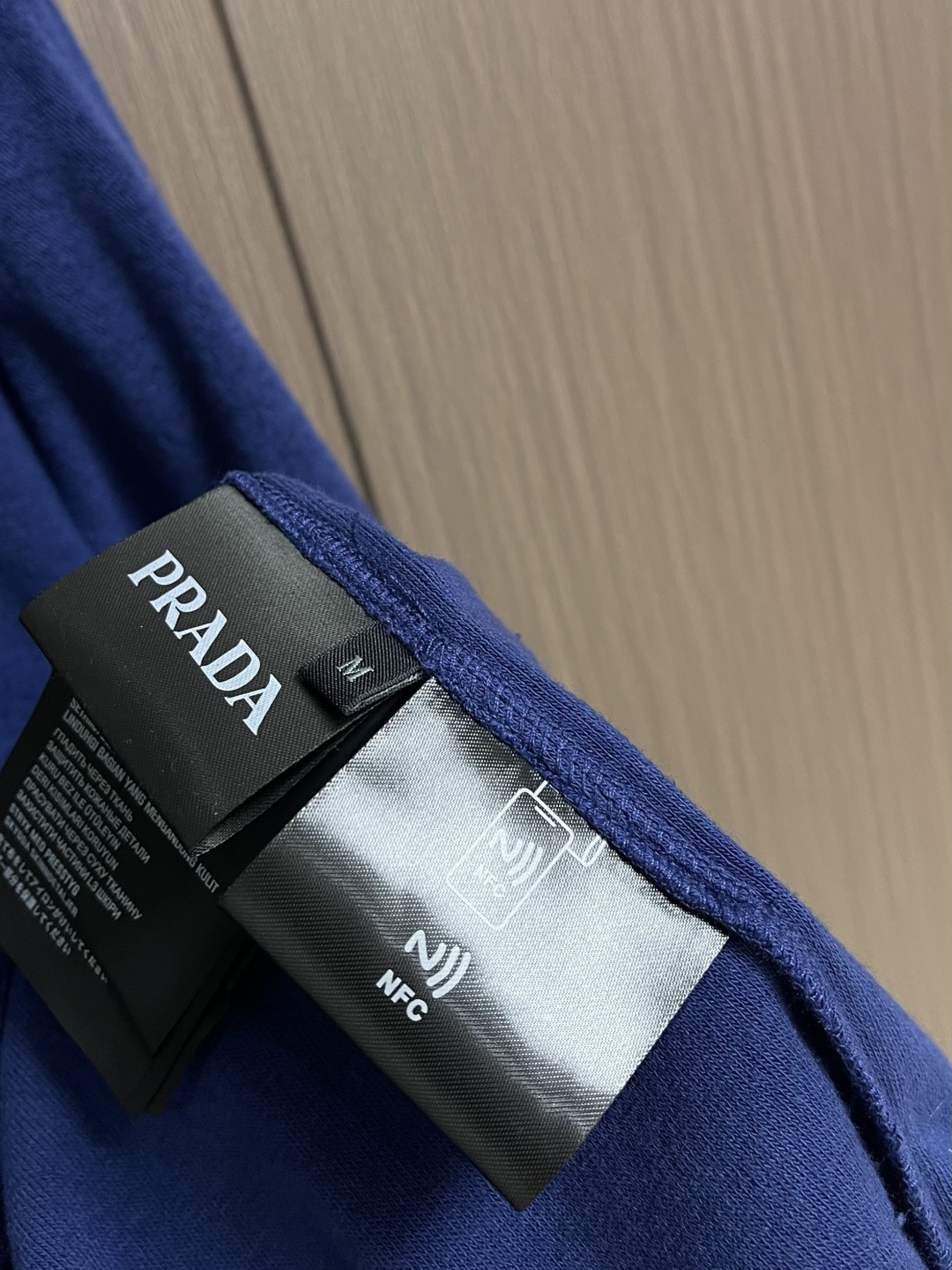 Prada 三角标毛巾布短袖T恤，定制定染云缎凝脂毛巾绒 丰满慵懒 舒适贴肤 以独特的雪白色为主基调 富