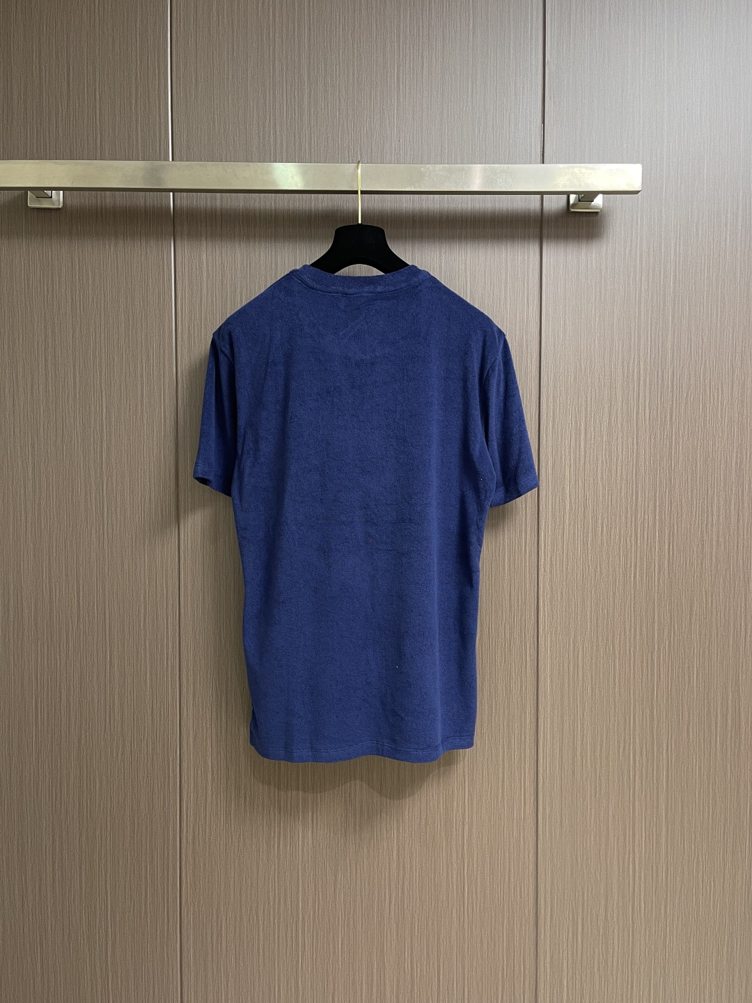 Prada 三角标毛巾布短袖T恤，定制定染云缎凝脂毛巾绒 丰满慵懒 舒适贴肤 以独特的雪白色为主基调 富