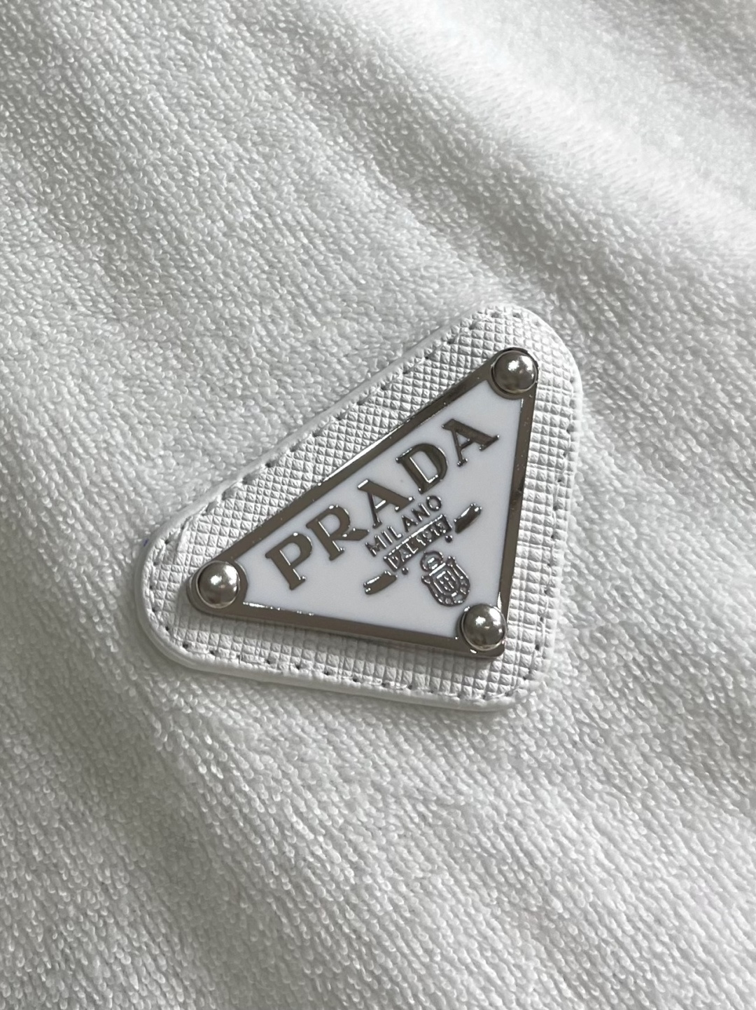 Prada 三角标毛巾布短袖T恤，定制定染云缎凝脂毛巾绒 丰满慵懒 舒适贴肤 以独特的雪白色为主基调 富